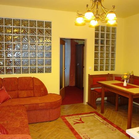 Holdlux Apartmanok Sarvar Luaran gambar