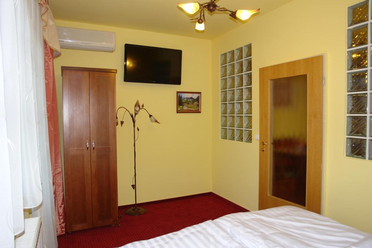 Holdlux Apartmanok Sarvar Luaran gambar