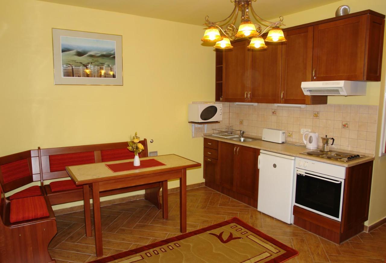 Holdlux Apartmanok Sarvar Luaran gambar
