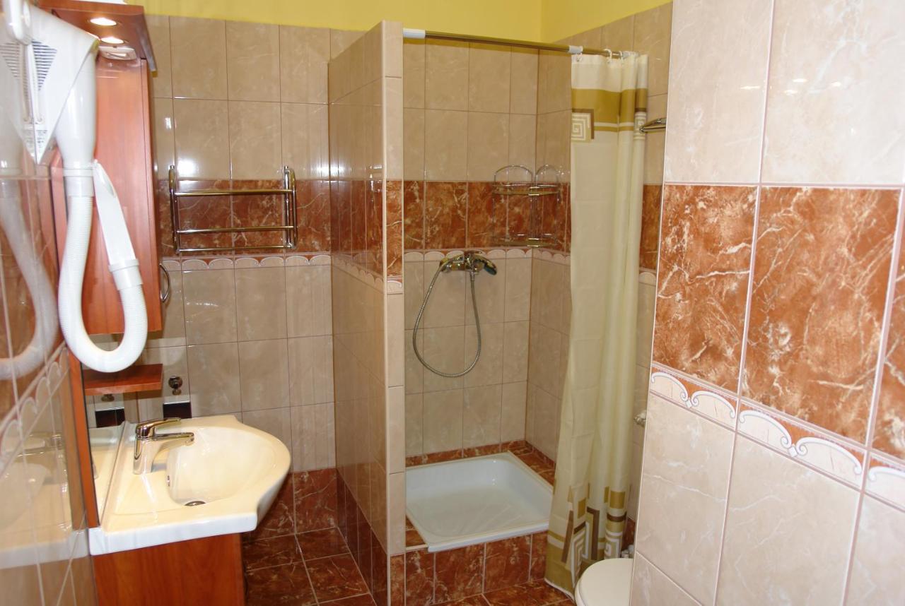 Holdlux Apartmanok Sarvar Luaran gambar