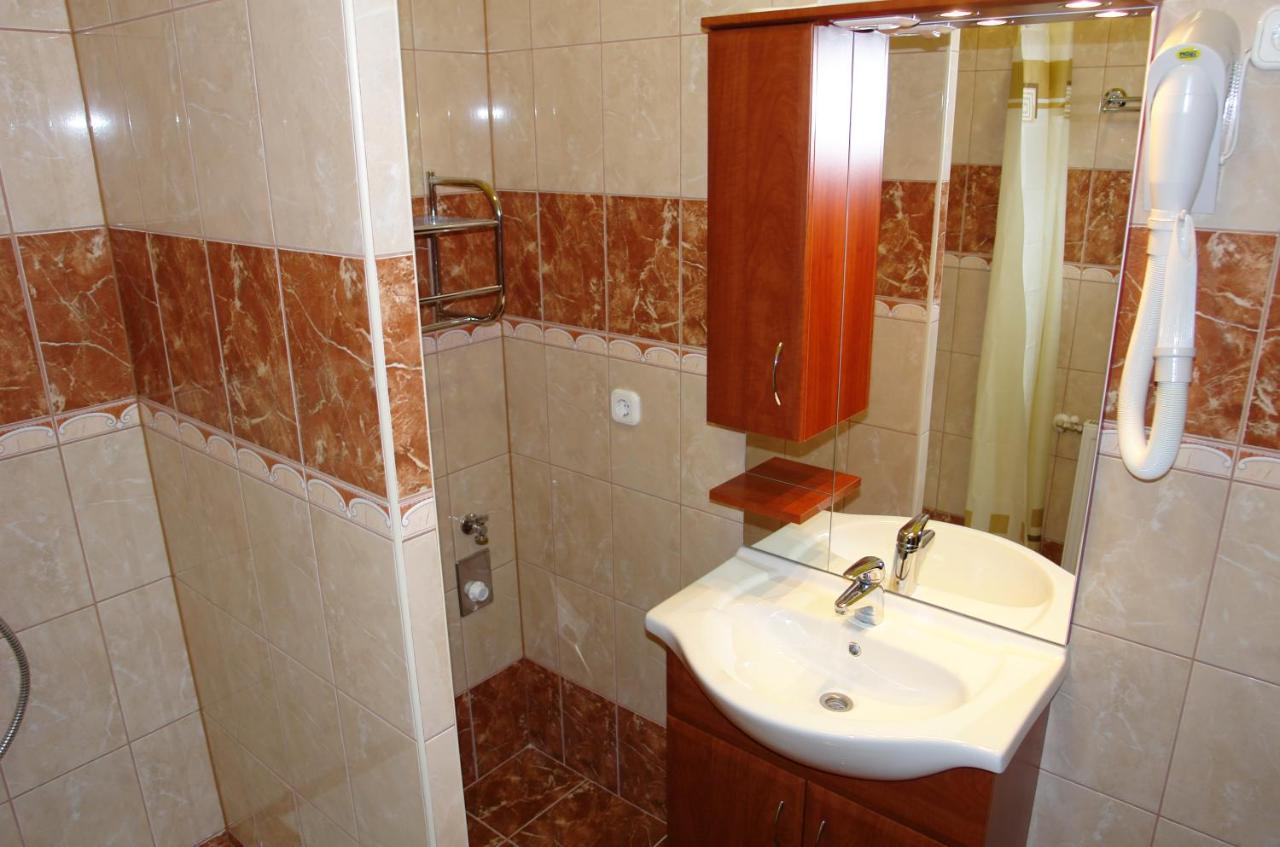 Holdlux Apartmanok Sarvar Luaran gambar