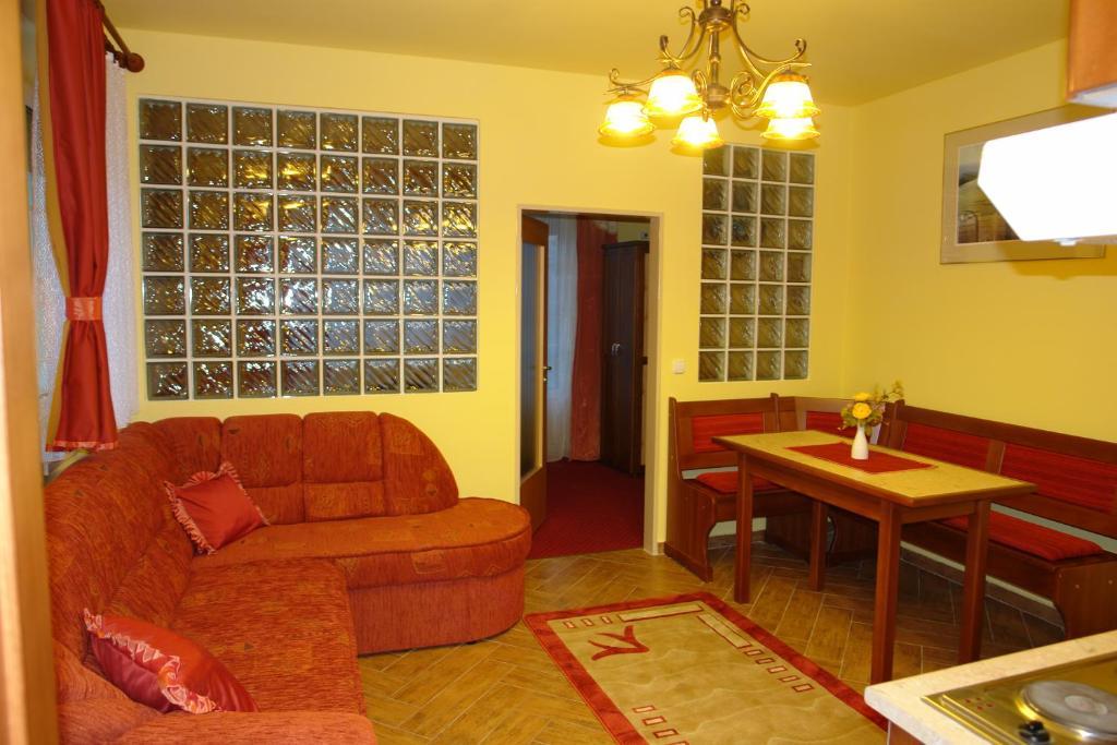 Holdlux Apartmanok Sarvar Luaran gambar