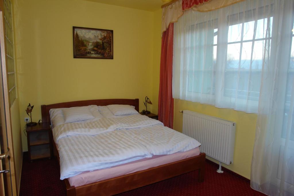 Holdlux Apartmanok Sarvar Bilik gambar