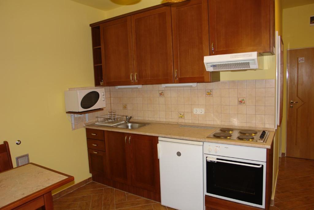 Holdlux Apartmanok Sarvar Bilik gambar