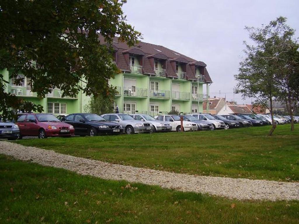 Holdlux Apartmanok Sarvar Luaran gambar