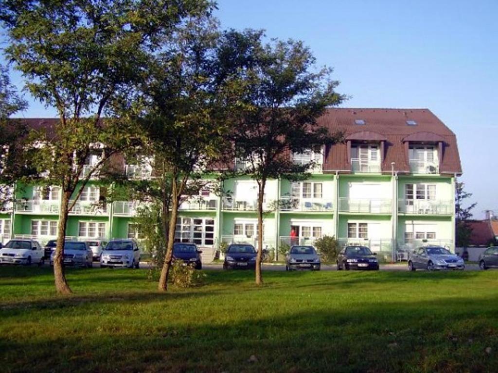 Holdlux Apartmanok Sarvar Luaran gambar