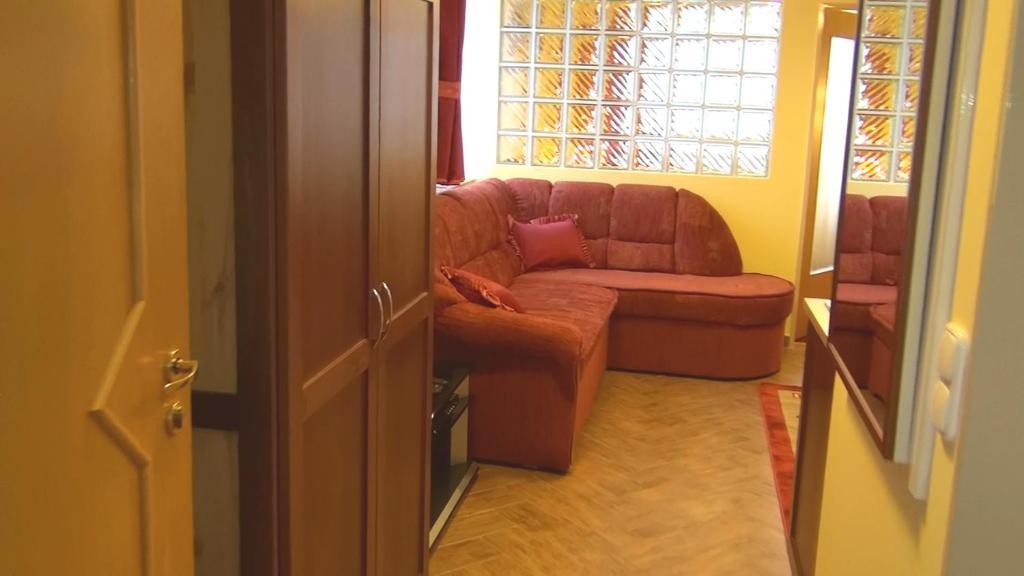 Holdlux Apartmanok Sarvar Bilik gambar