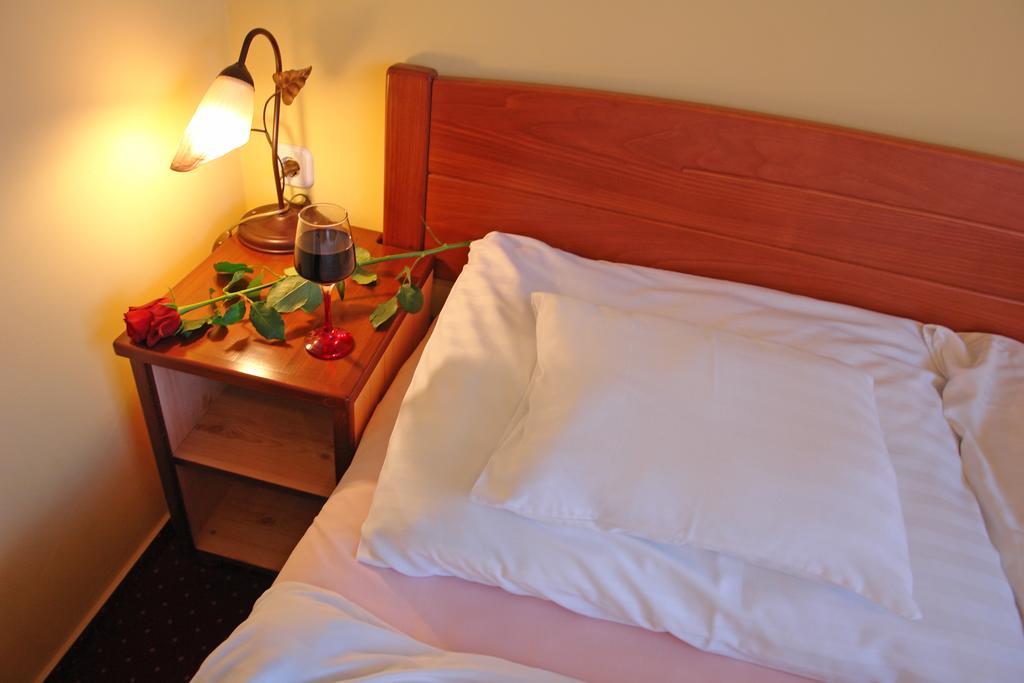 Holdlux Apartmanok Sarvar Luaran gambar