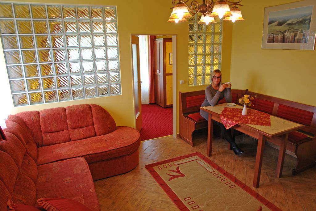 Holdlux Apartmanok Sarvar Luaran gambar