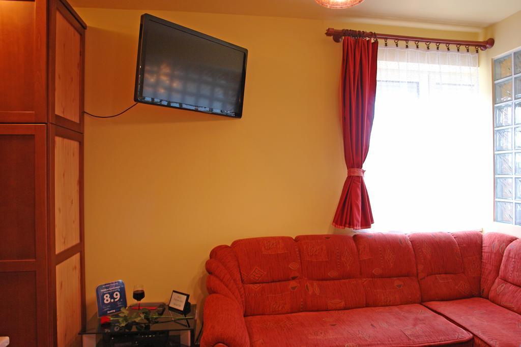 Holdlux Apartmanok Sarvar Luaran gambar