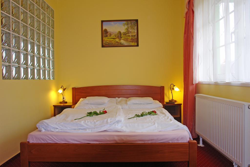 Holdlux Apartmanok Sarvar Luaran gambar