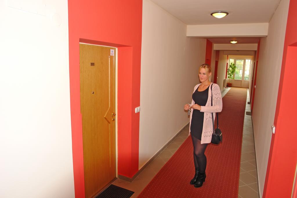 Holdlux Apartmanok Sarvar Luaran gambar