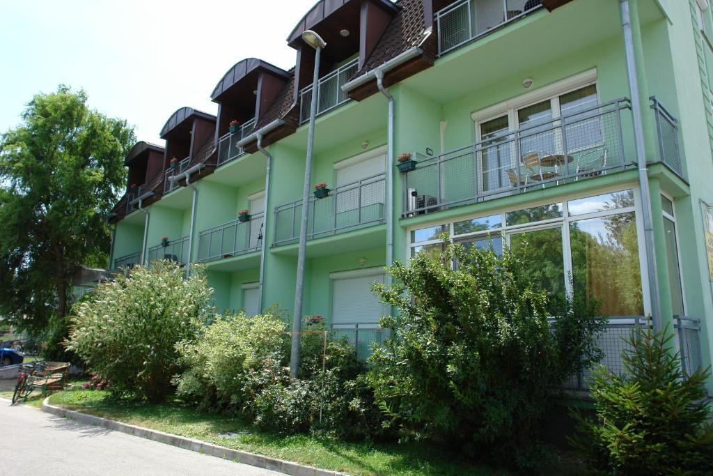 Holdlux Apartmanok Sarvar Luaran gambar