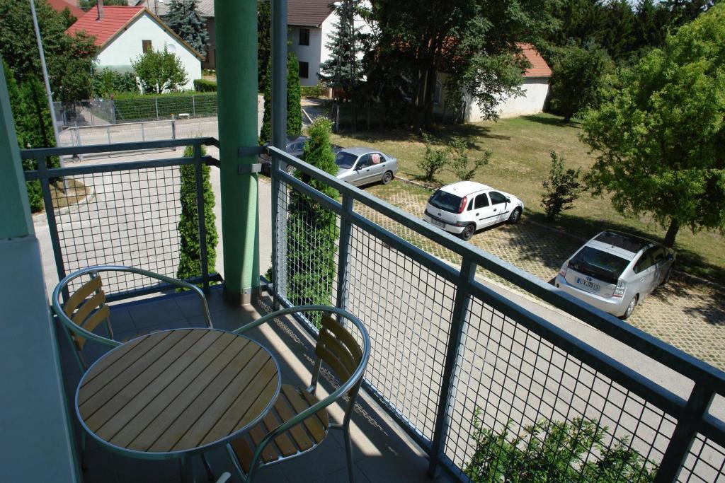 Holdlux Apartmanok Sarvar Bilik gambar