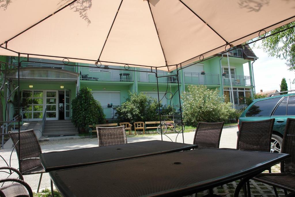 Holdlux Apartmanok Sarvar Luaran gambar