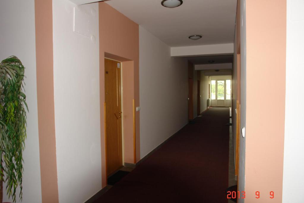 Holdlux Apartmanok Sarvar Luaran gambar