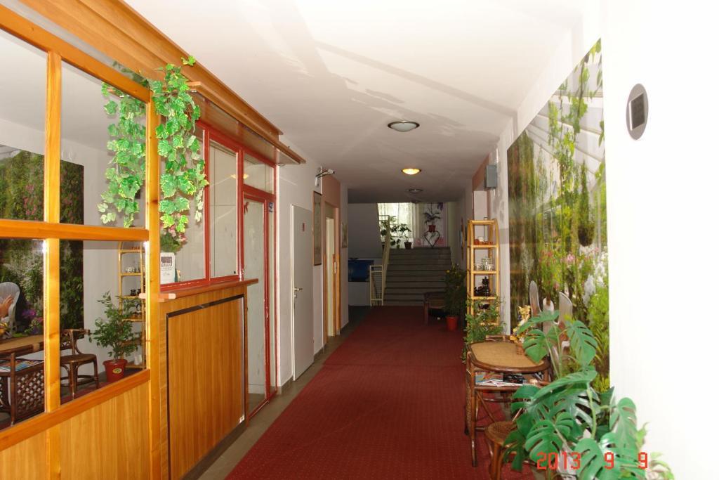 Holdlux Apartmanok Sarvar Luaran gambar