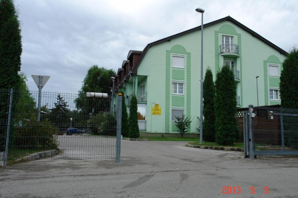 Holdlux Apartmanok Sarvar Luaran gambar